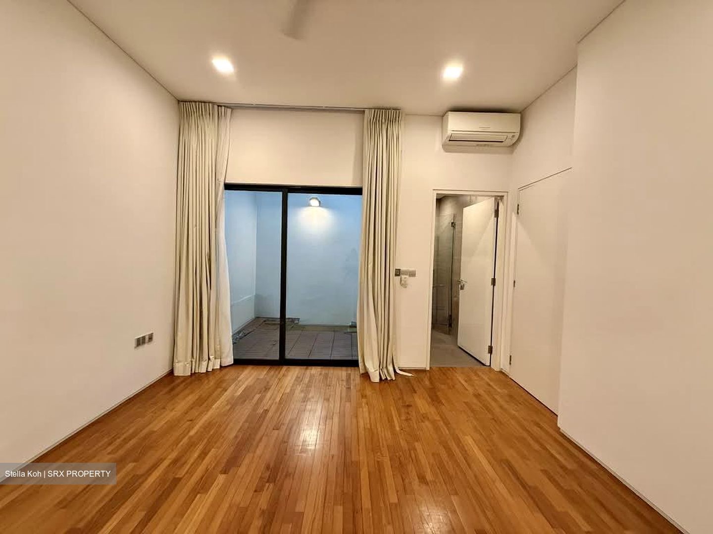 Charlton 27 (D19), Terrace #558508261